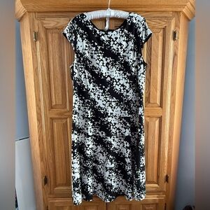 Jones New York Black and White Abstract Midi Dress